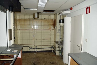 <p>De kolommen van het oorspronkelijke buffet staan na de verbouwing in 1964 tegen de achterwand van het huidige buffet. </p>
